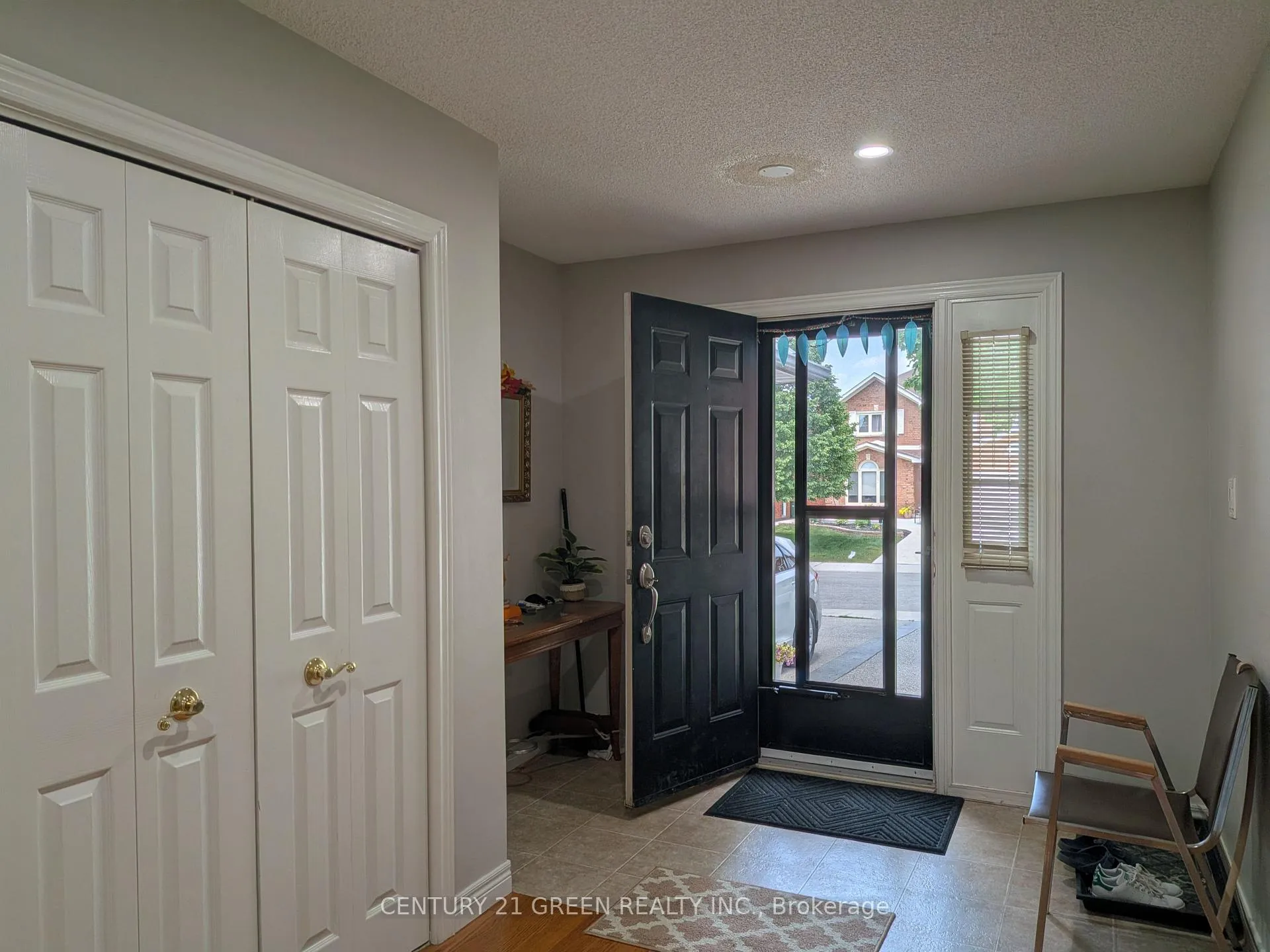 Photo 3 of Unit Upper, 45 Caswell Drive, Hamilton, Gurnett — HOMEH