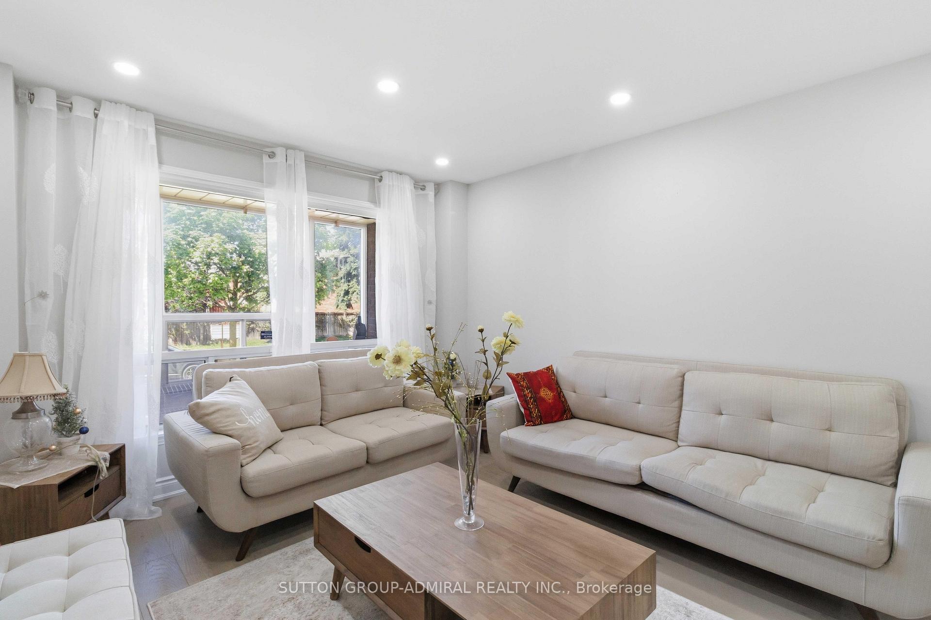 Photo 4 of Unit Main & Upper Flr, 87 Marita Place, Vaughan, Glen Shields — HOMEH