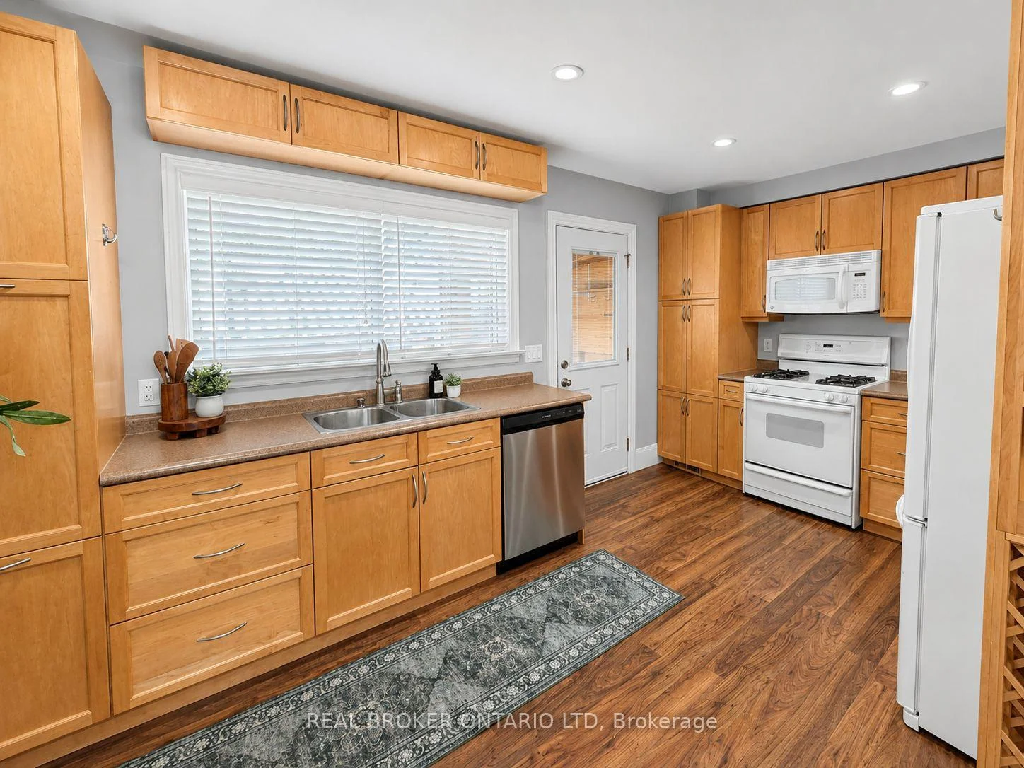 Photo 8 of 281 Grosvenor Street S, London, East B — HOMEH