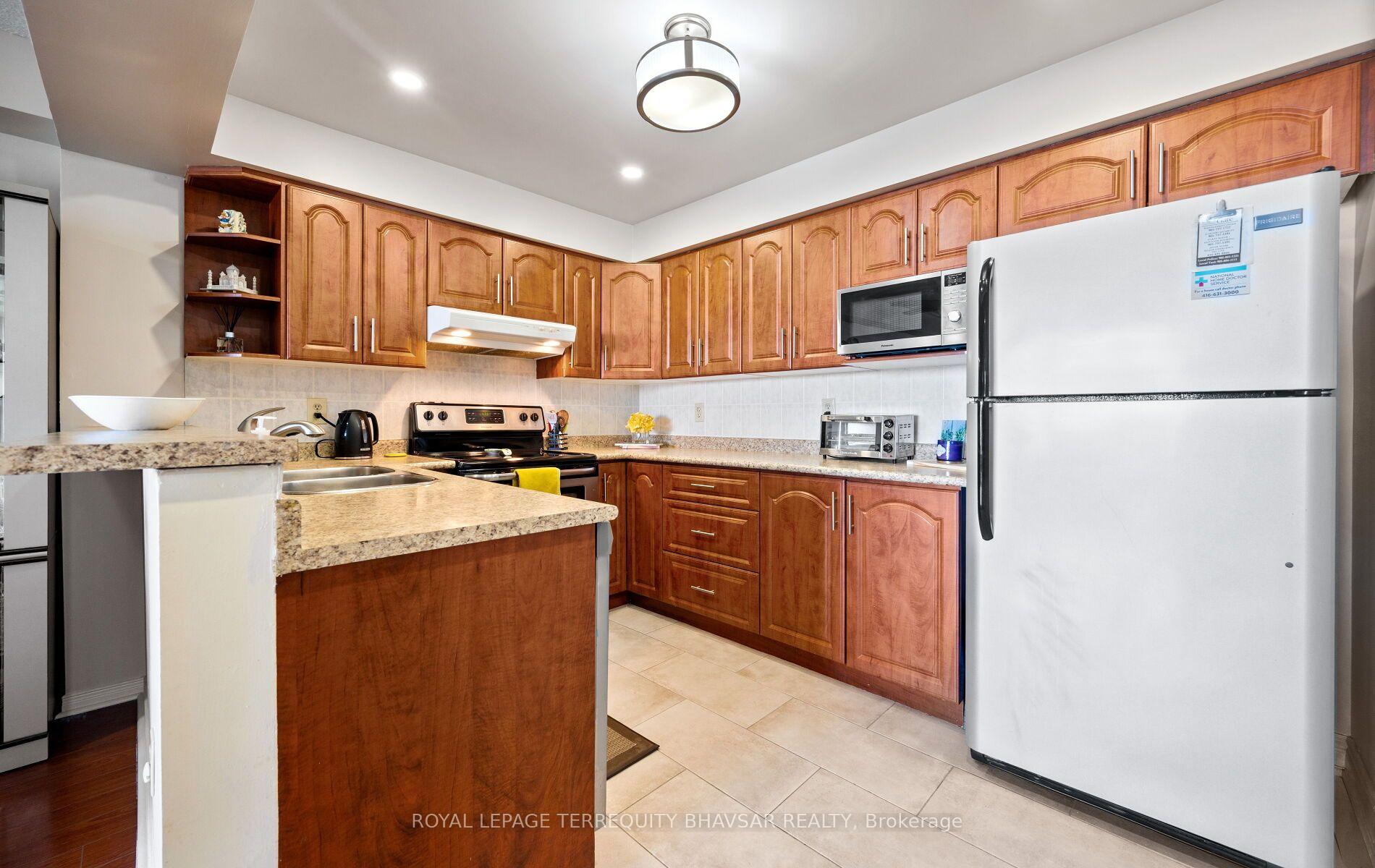 Photo 20 of Unit 915, 309 Major Mackenzie Drive E, Richmond Hill, Harding — HOMEH