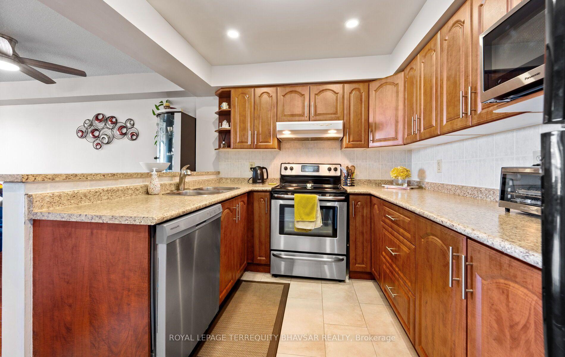 Photo 21 of Unit 915, 309 Major Mackenzie Drive E, Richmond Hill, Harding — HOMEH