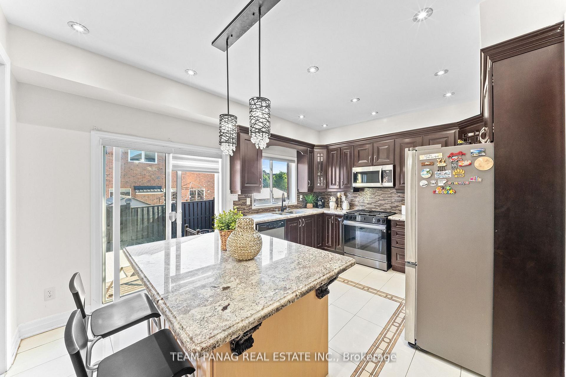 Photo 13 of 146 Degrassi Cove Circle, Brampton, Credit Valley — HOMEH