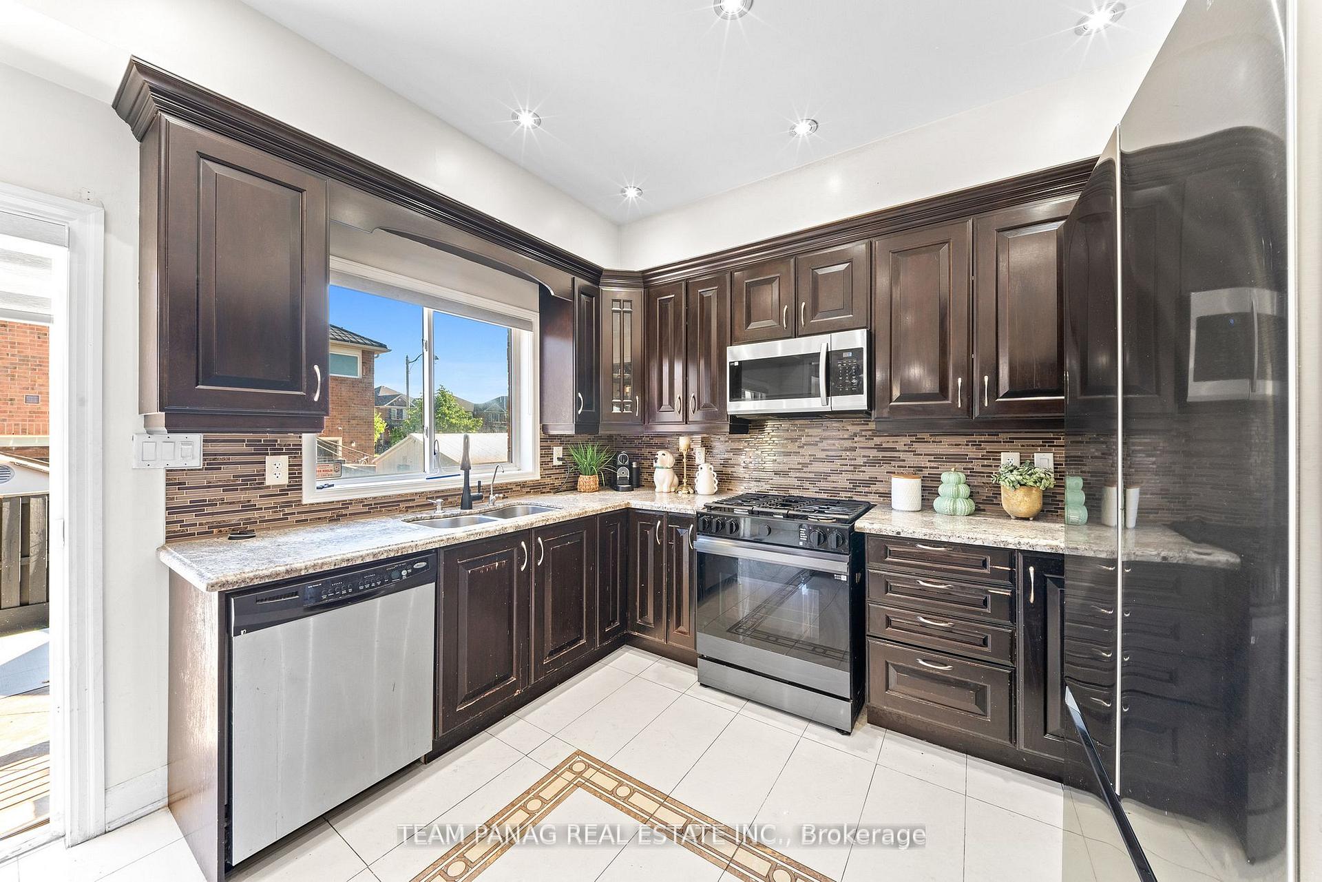 Photo 15 of 146 Degrassi Cove Circle, Brampton, Credit Valley — HOMEH
