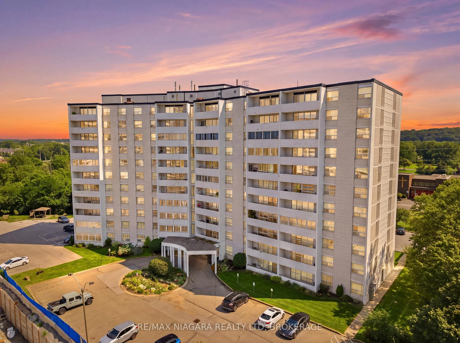 Photo 2 of Unit 2, 35 Towering Heights Boulevard, St. Catharines, Glendale/Glenridge — HOMEH