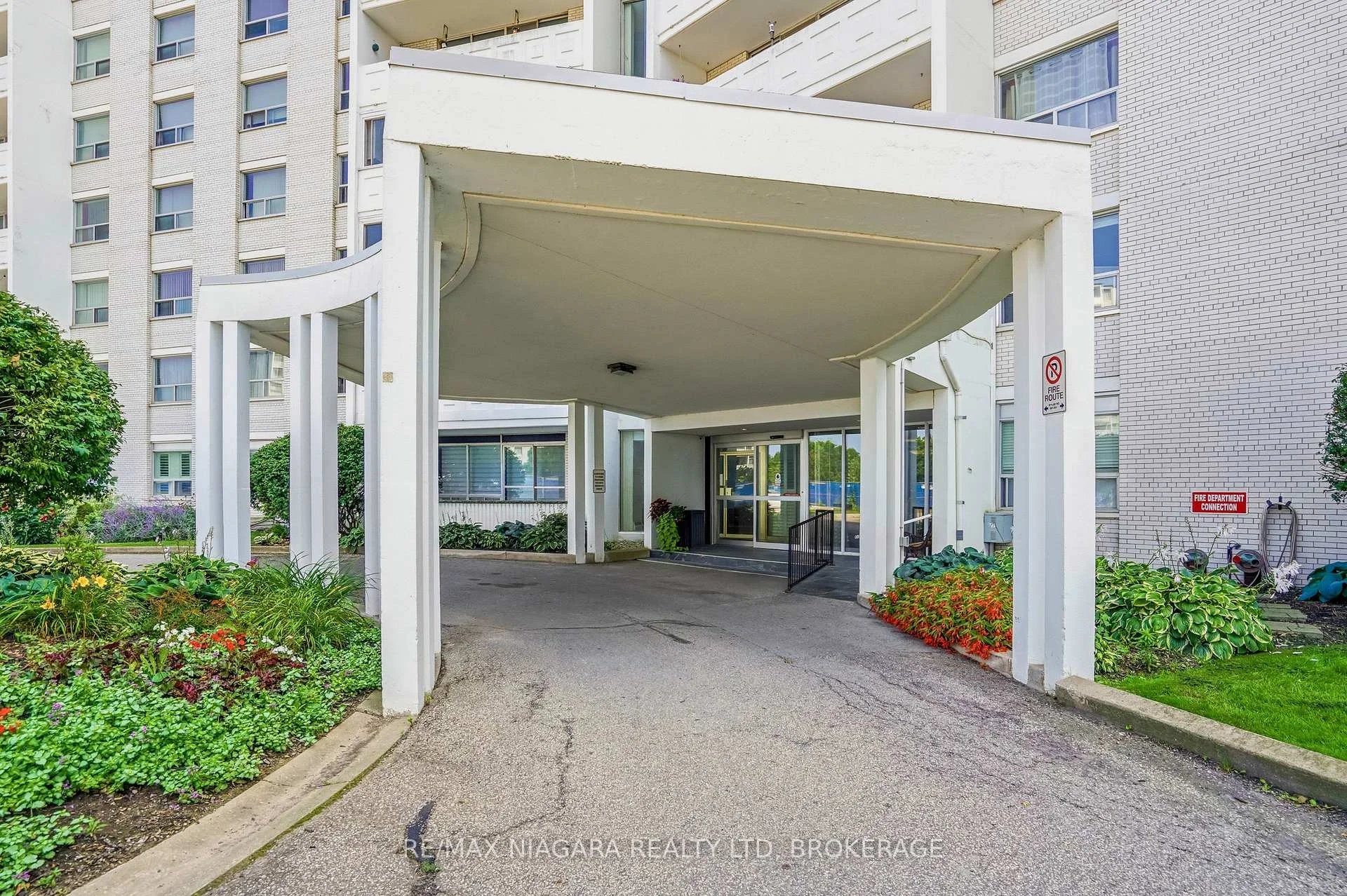 Photo 3 of Unit 2, 35 Towering Heights Boulevard, St. Catharines, Glendale/Glenridge — HOMEH