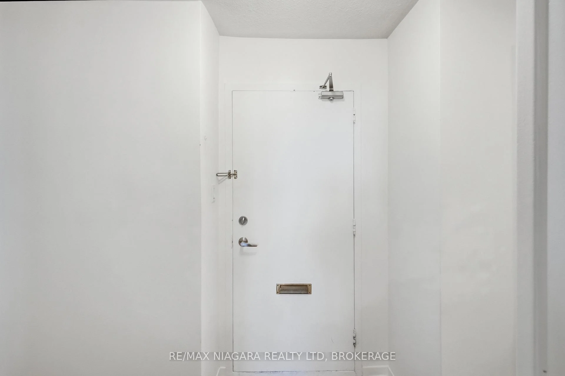 Photo 5 of Unit 2, 35 Towering Heights Boulevard, St. Catharines, Glendale/Glenridge — HOMEH