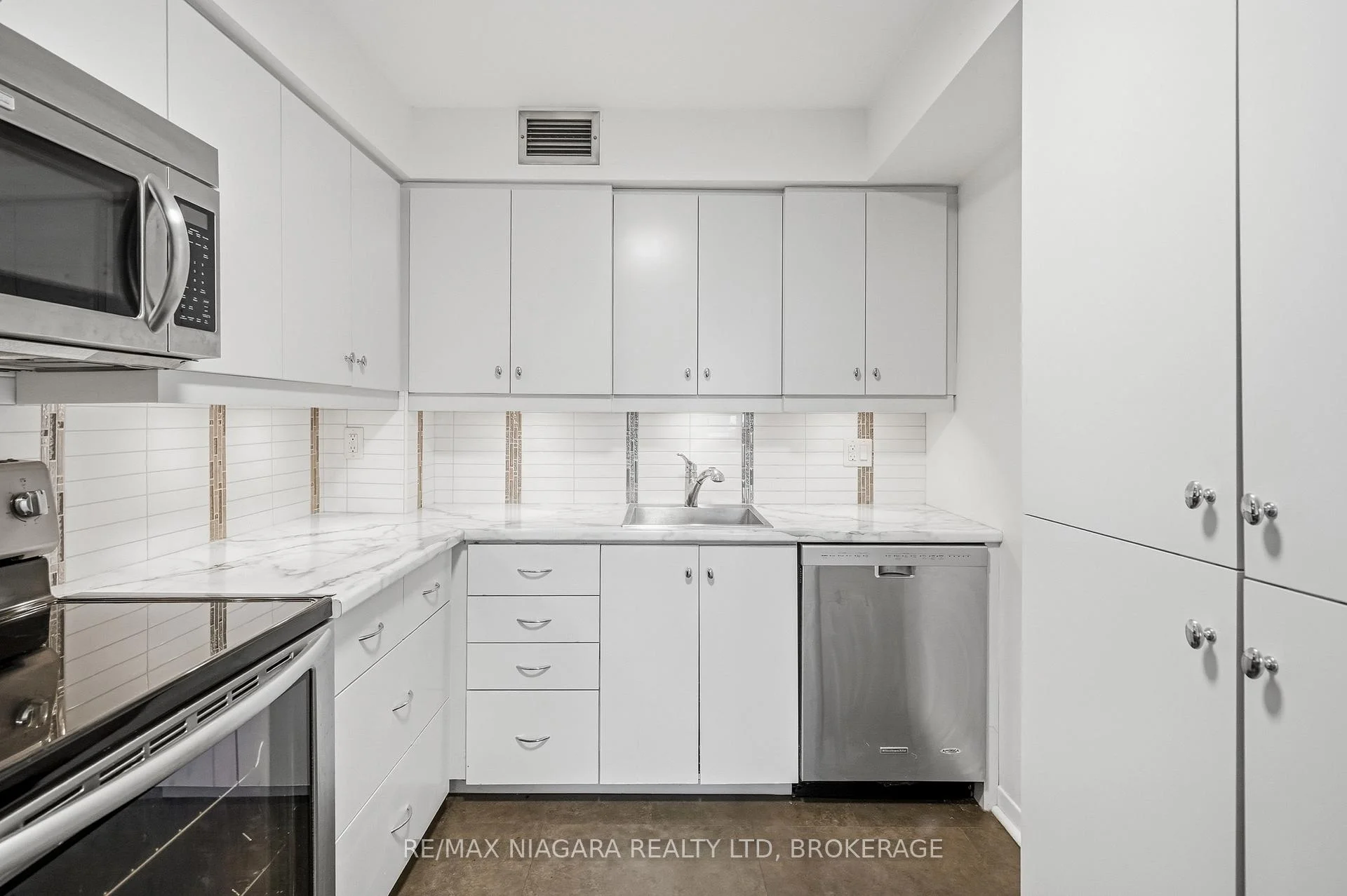 Photo 18 of Unit 2, 35 Towering Heights Boulevard, St. Catharines, Glendale/Glenridge — HOMEH