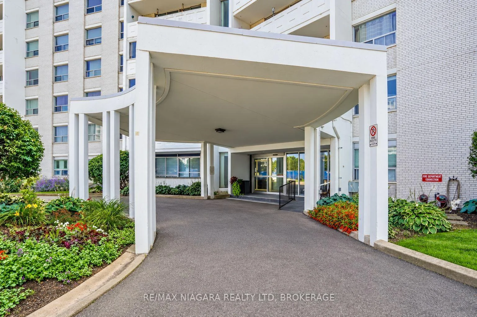 Photo 4 of Unit 2, 35 Towering Heights Boulevard, St. Catharines, Glendale/Glenridge — HOMEH