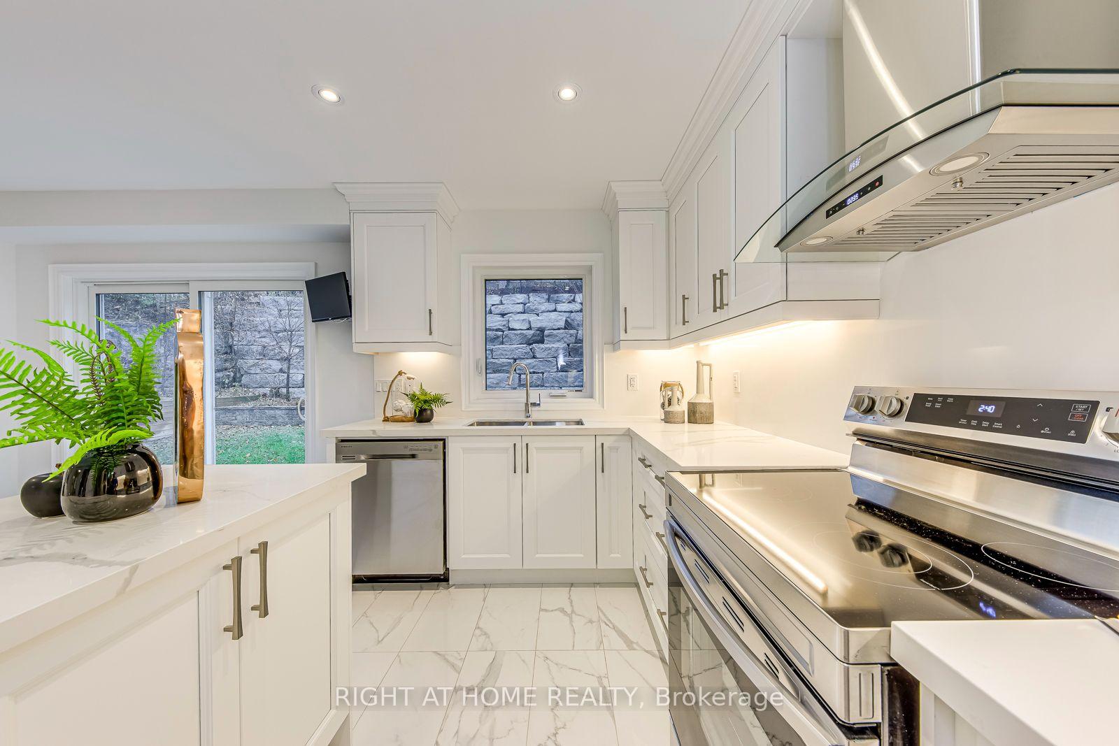Photo 16 of 2575 Islington Avenue, Etobicoke, Thistletown-Beaumonde Heights — HOMEH
