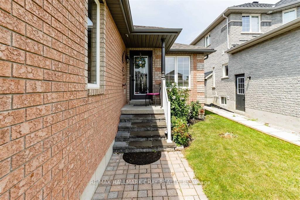 Photo 2 of Unit Main, 2123 Osbond Road, Innisfil, Alcona — HOMEH