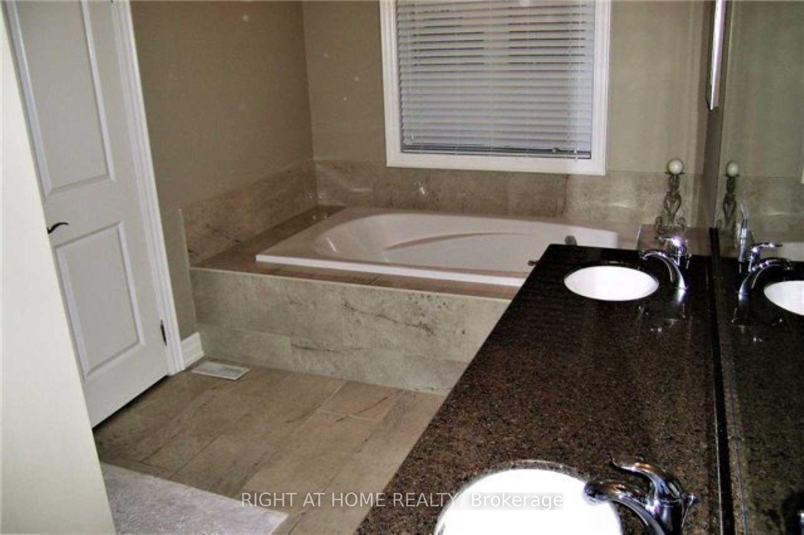 Photo 45 of 17 Bond Crescent, Richmond Hill, Oak Ridges — HOMEH