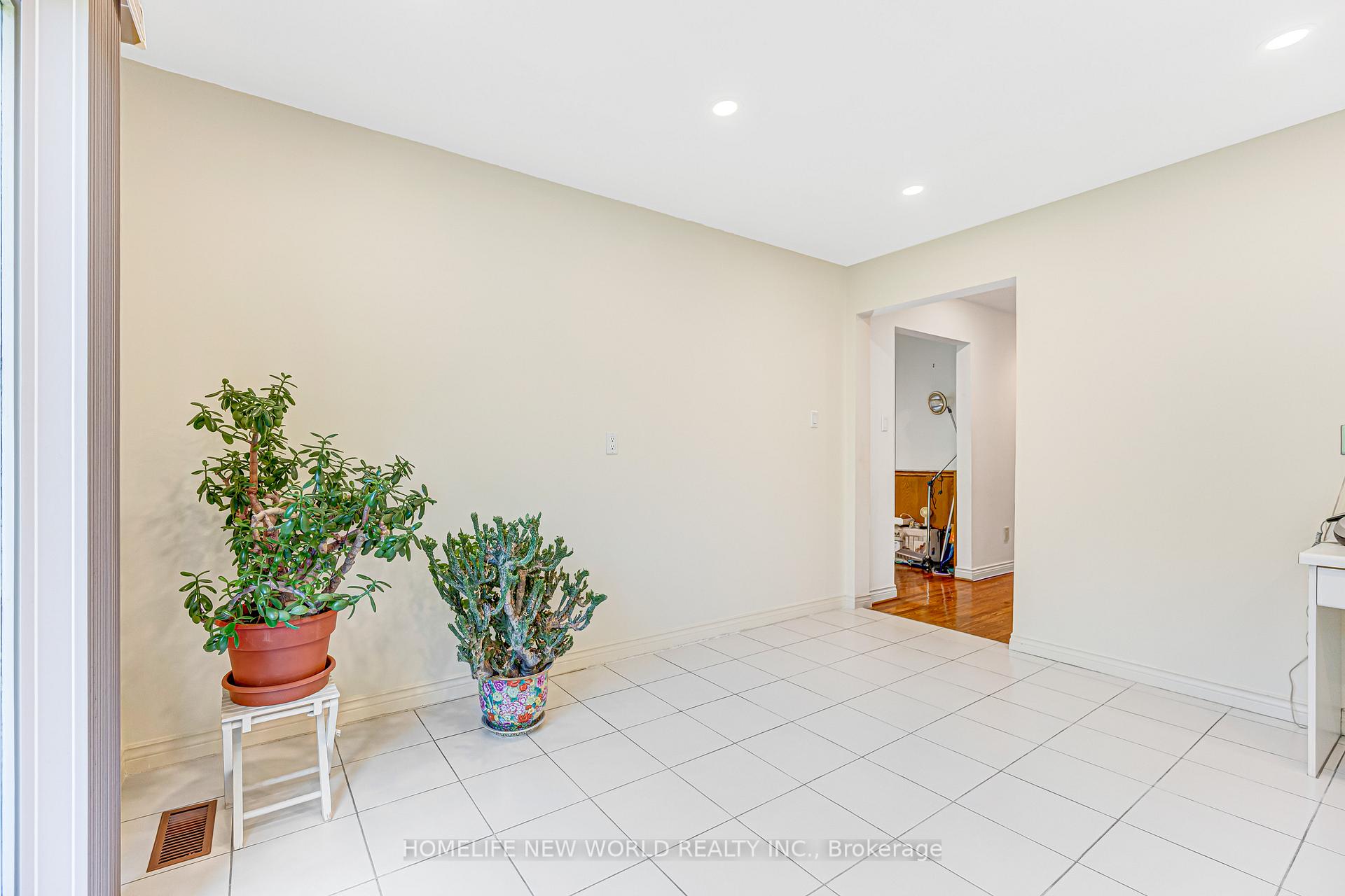 Photo 24 of 4 Tarbert Road, North York, Bayview Woods-Steeles — HOMEH