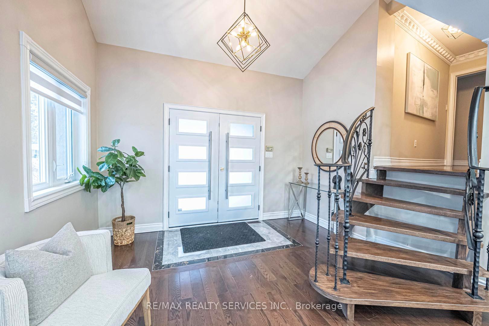Photo 4 of 247 Sand Road, East Gwillimbury, Holland Landing — HOMEH