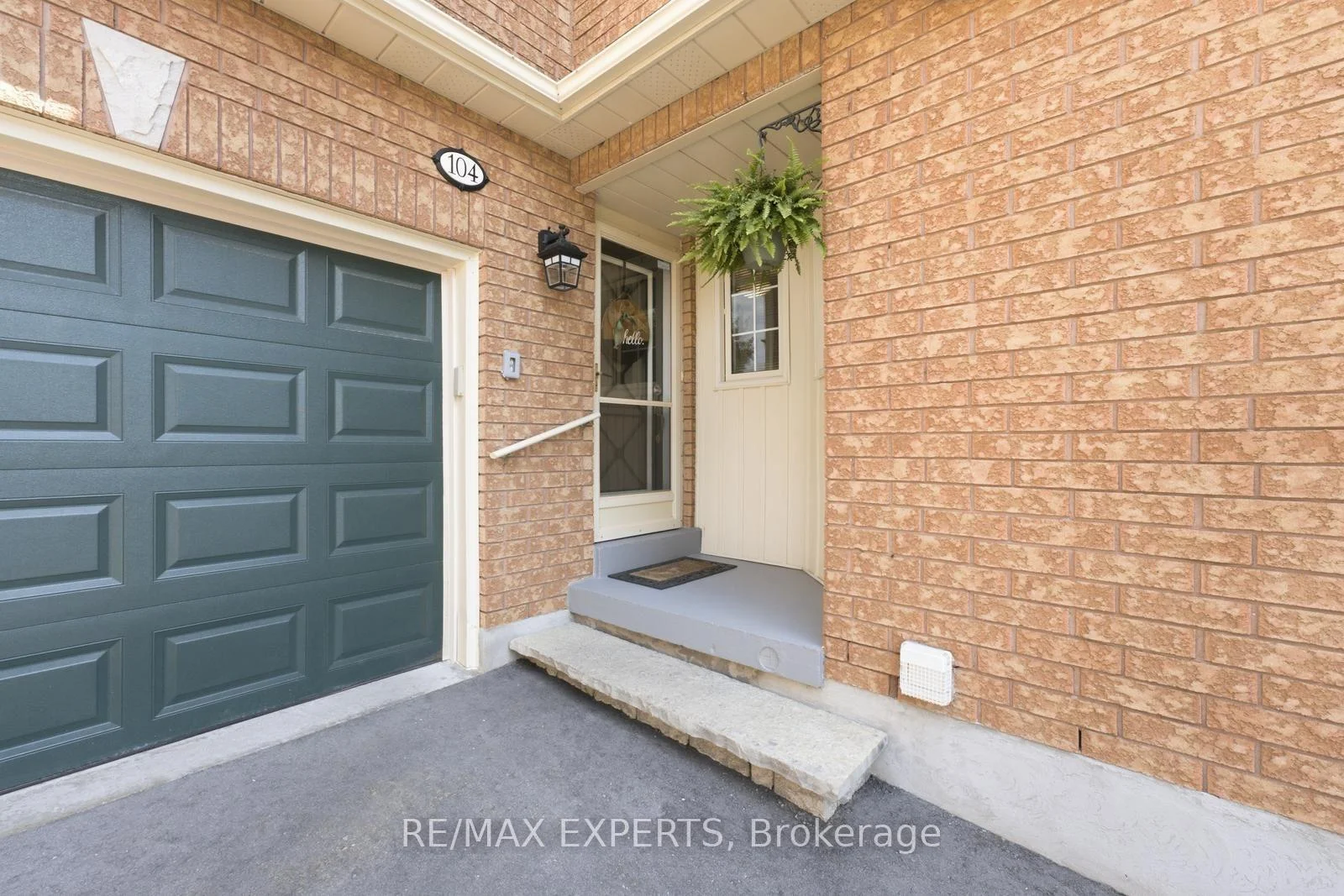 Photo 3 of 104 Pinedale Gate, Vaughan, East Woodbridge — HOMEH