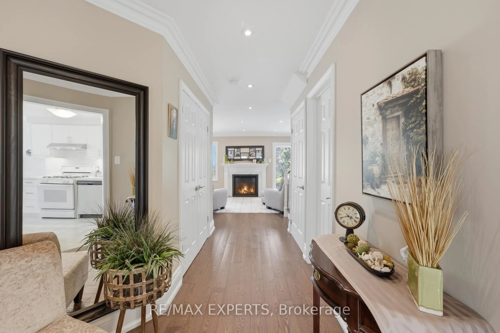 Photo 4 of 104 Pinedale Gate, Vaughan, East Woodbridge — HOMEH