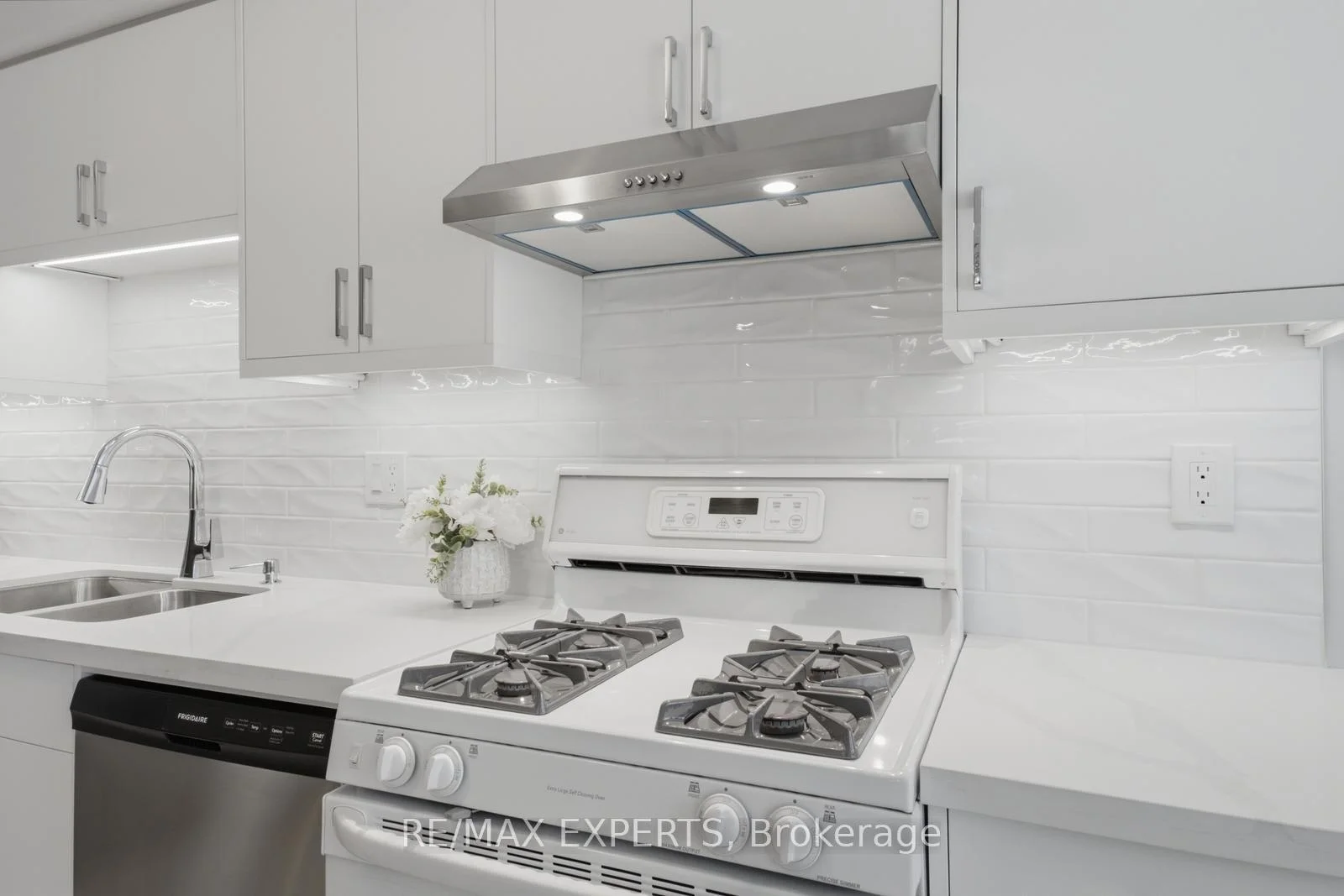 Photo 18 of 104 Pinedale Gate, Vaughan, East Woodbridge — HOMEH