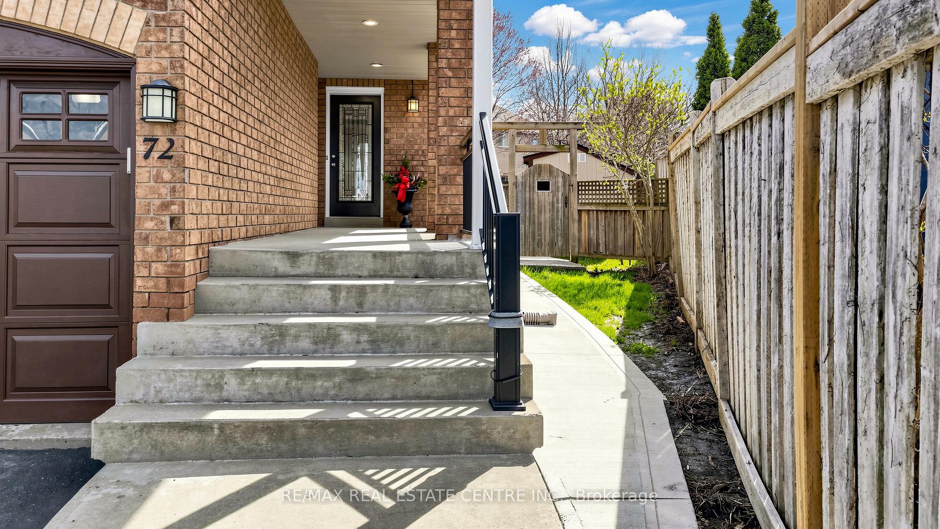 Photo 3 of 72 Tiller Trail, Brampton, Fletcher's Creek Village — HOMEH