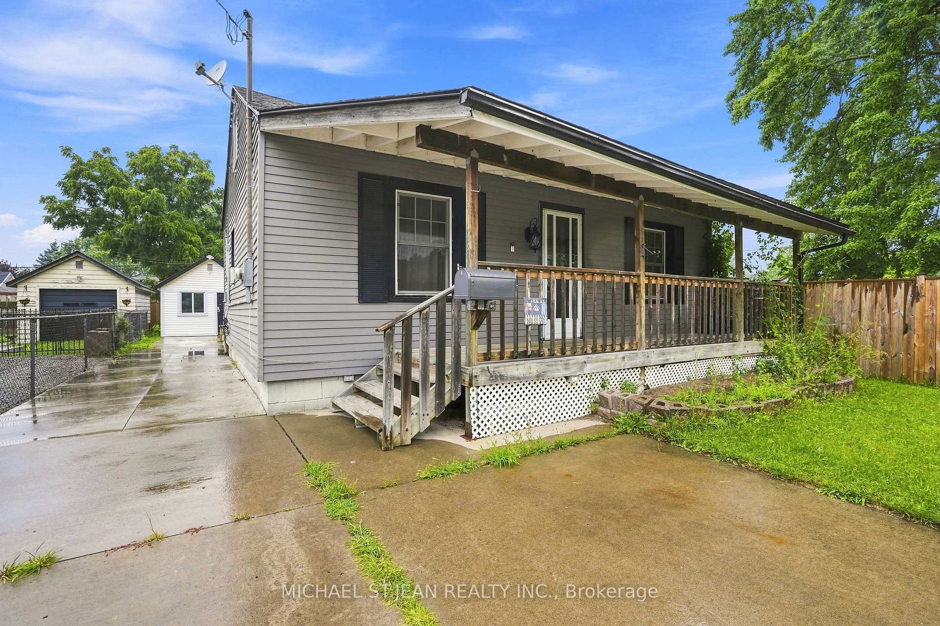 Photo 2 of 4 Hilda Street, St. Catharines, Western Hill — HOMEH