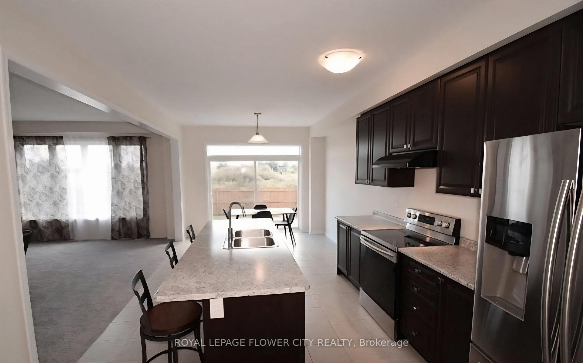 Photo 4 of 7657 Hackberry Trail, Niagara Falls, Brown — HOMEH