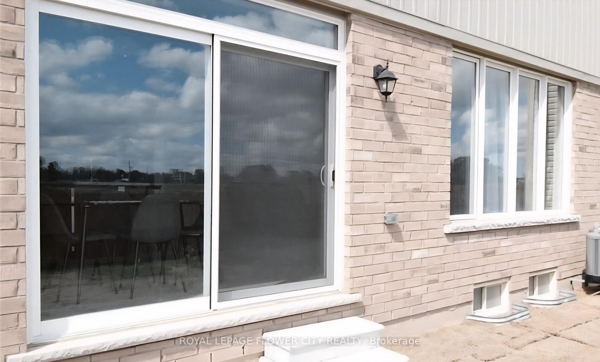 Photo 8 of 7657 Hackberry Trail, Niagara Falls, Brown — HOMEH