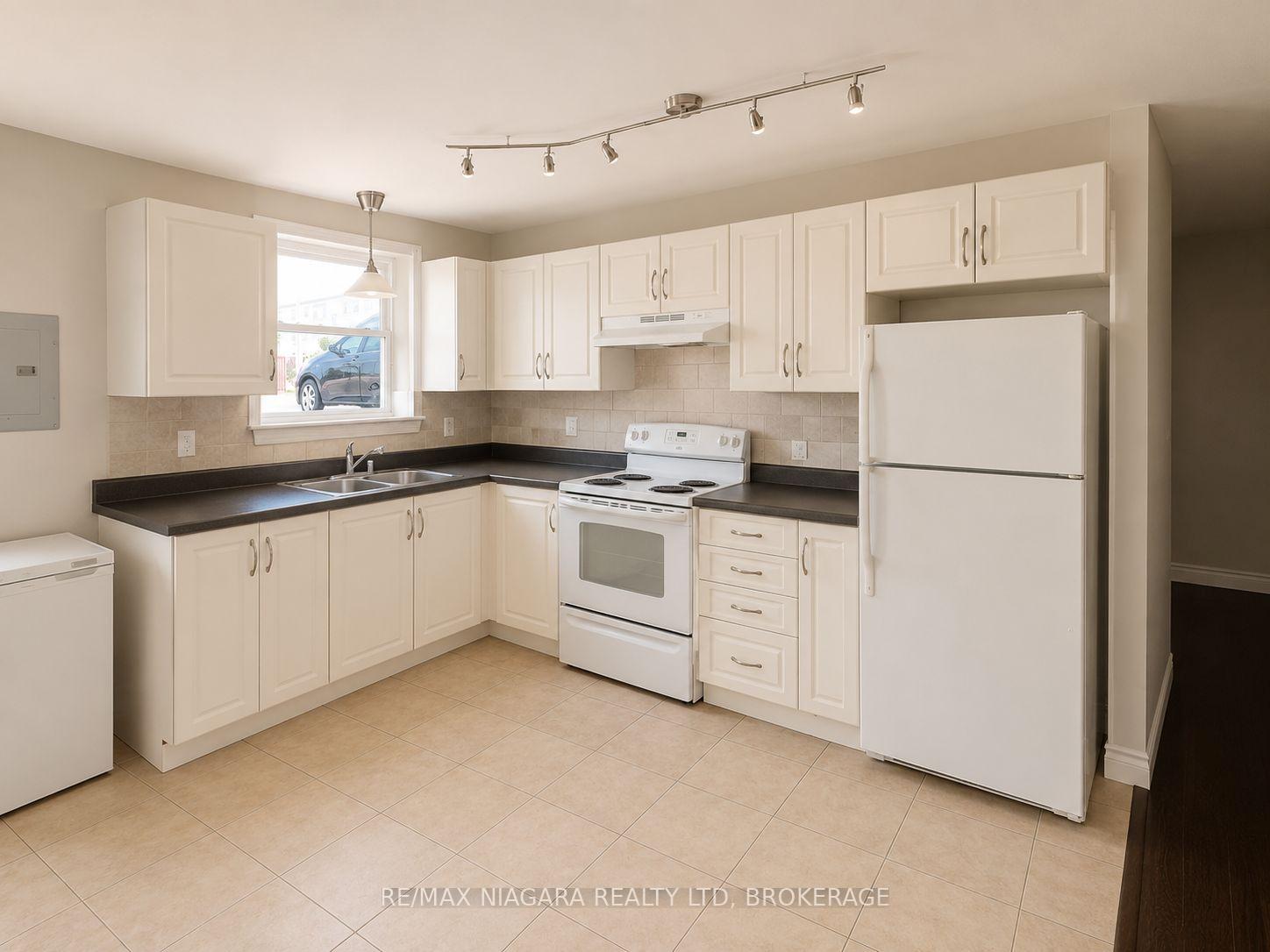 Photo 4 of Unit 2, 143 Westchester Crescent, St. Catharines, E. Chester — HOMEH