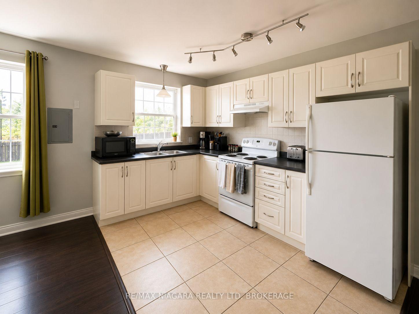 Photo 4 of Unit 5, 143 Westchester Crescent, St. Catharines, E. Chester — HOMEH