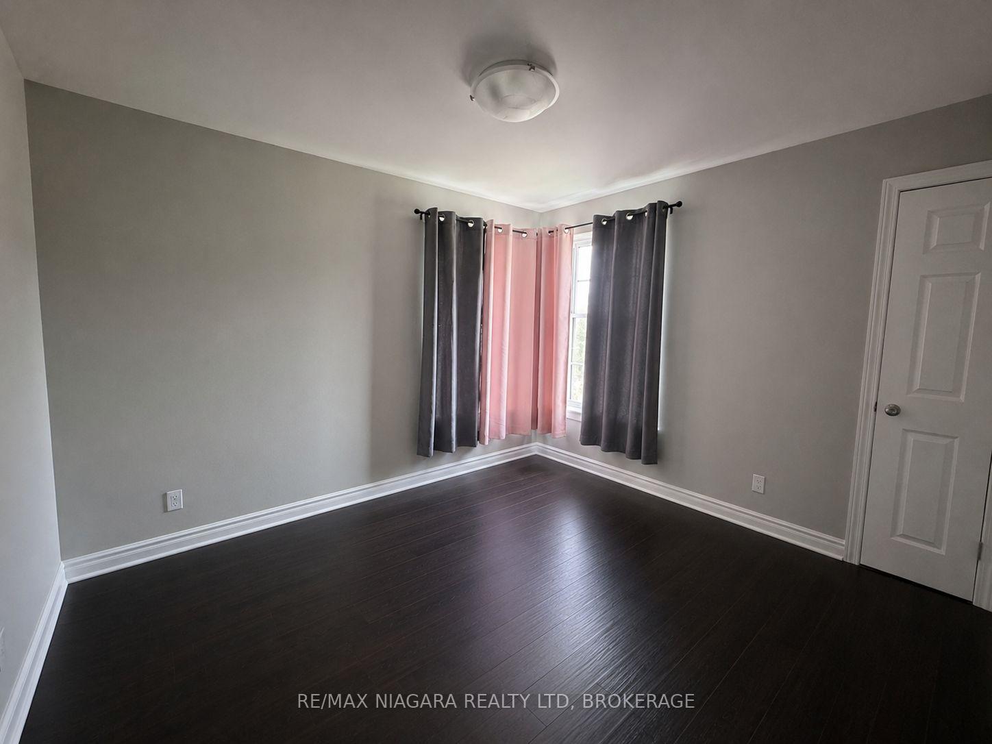 Photo 6 of Unit 5, 143 Westchester Crescent, St. Catharines, E. Chester — HOMEH