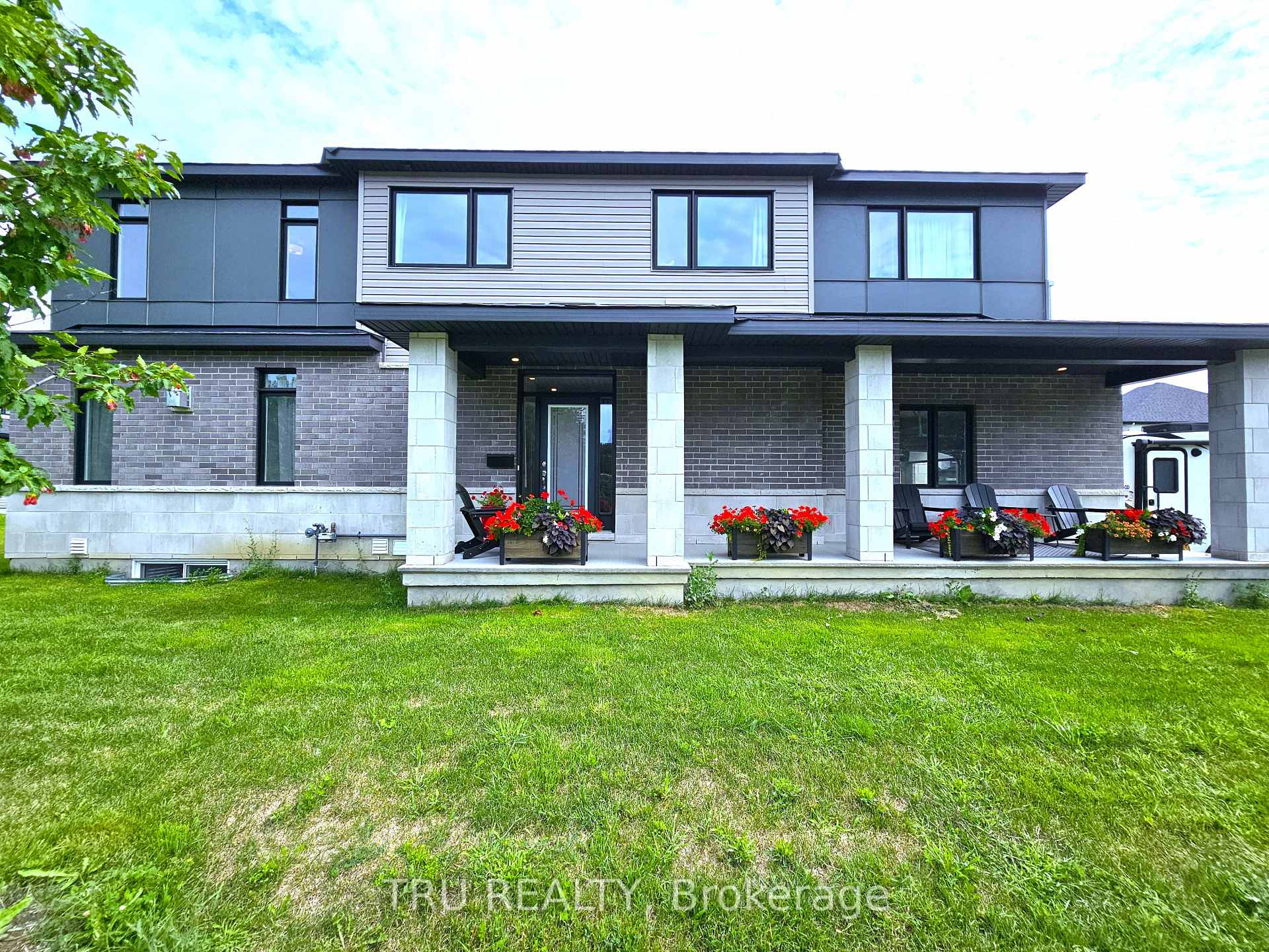 Photo 3 of 332 Makobe Lane, Ottawa, Riverside South/Gloucester Glen — HOMEH