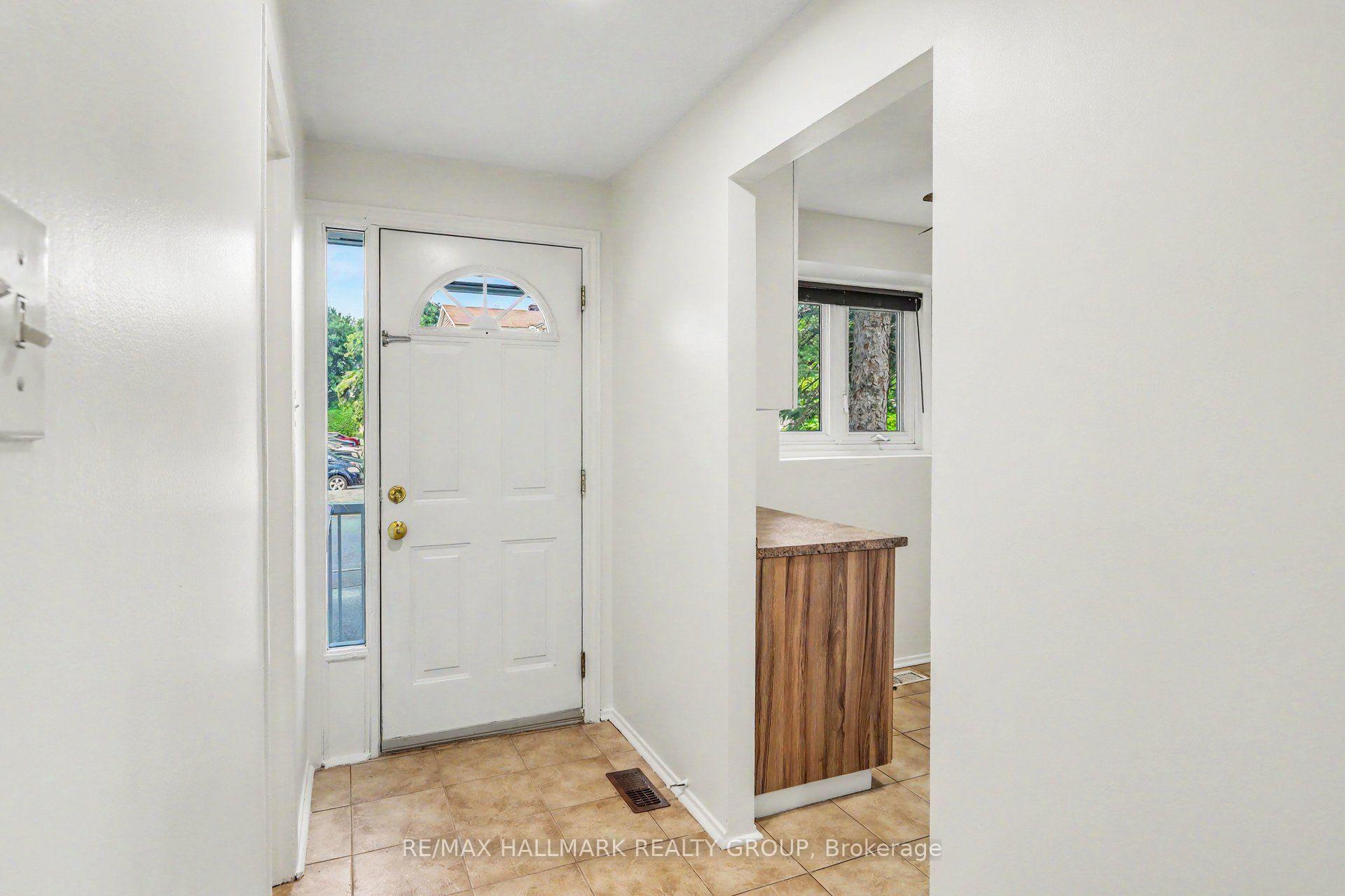 Photo 3 of 1747A Lamoureux Drive, Ottawa, Queenswood Heights South — HOMEH