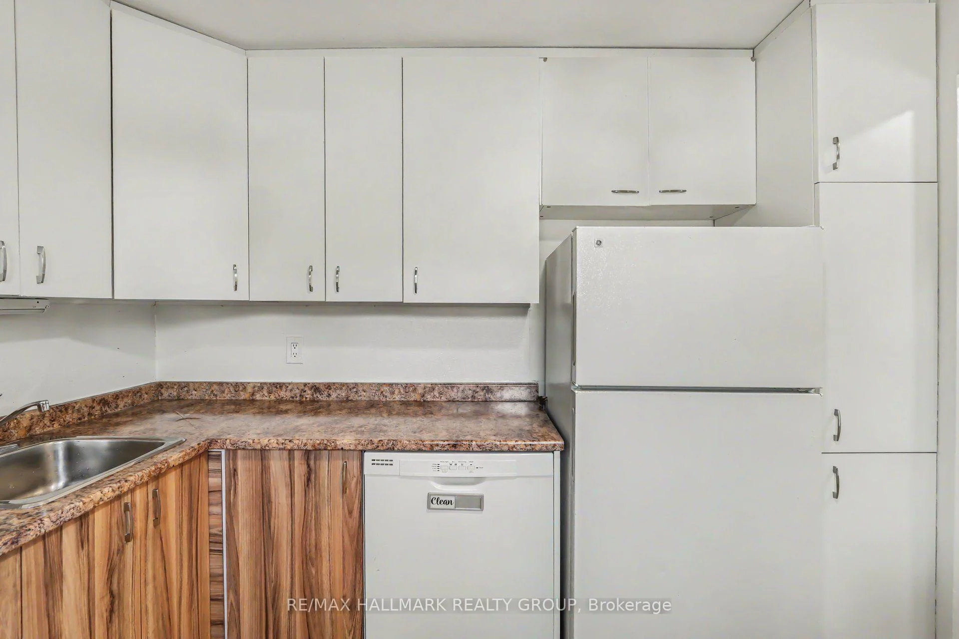 Photo 35 of 1747A Lamoureux Drive, Ottawa, Queenswood Heights South — HOMEH
