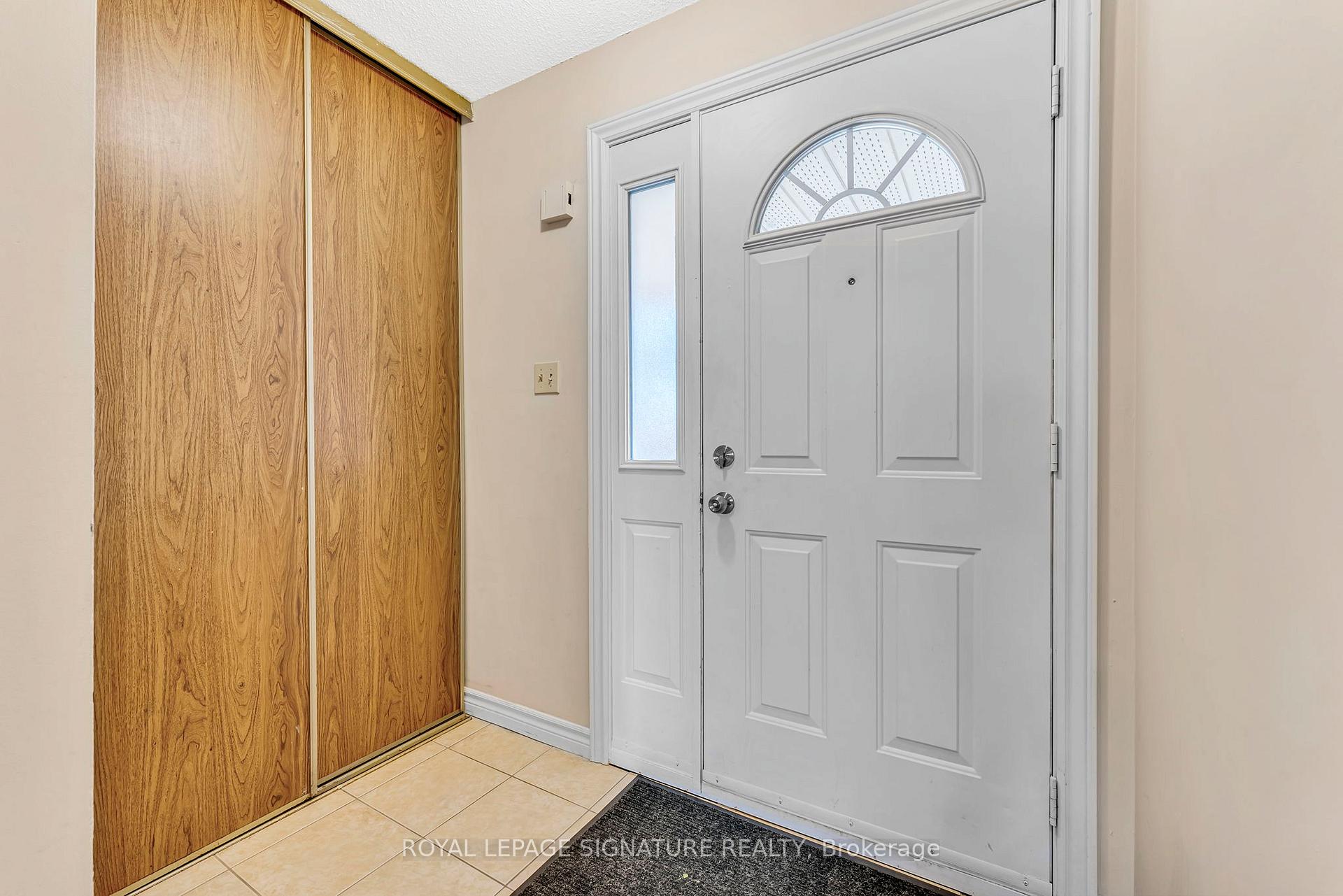 Photo 2 of Unit 33, 2079 The Collegeway Road, Mississauga, Erin Mills — HOMEH