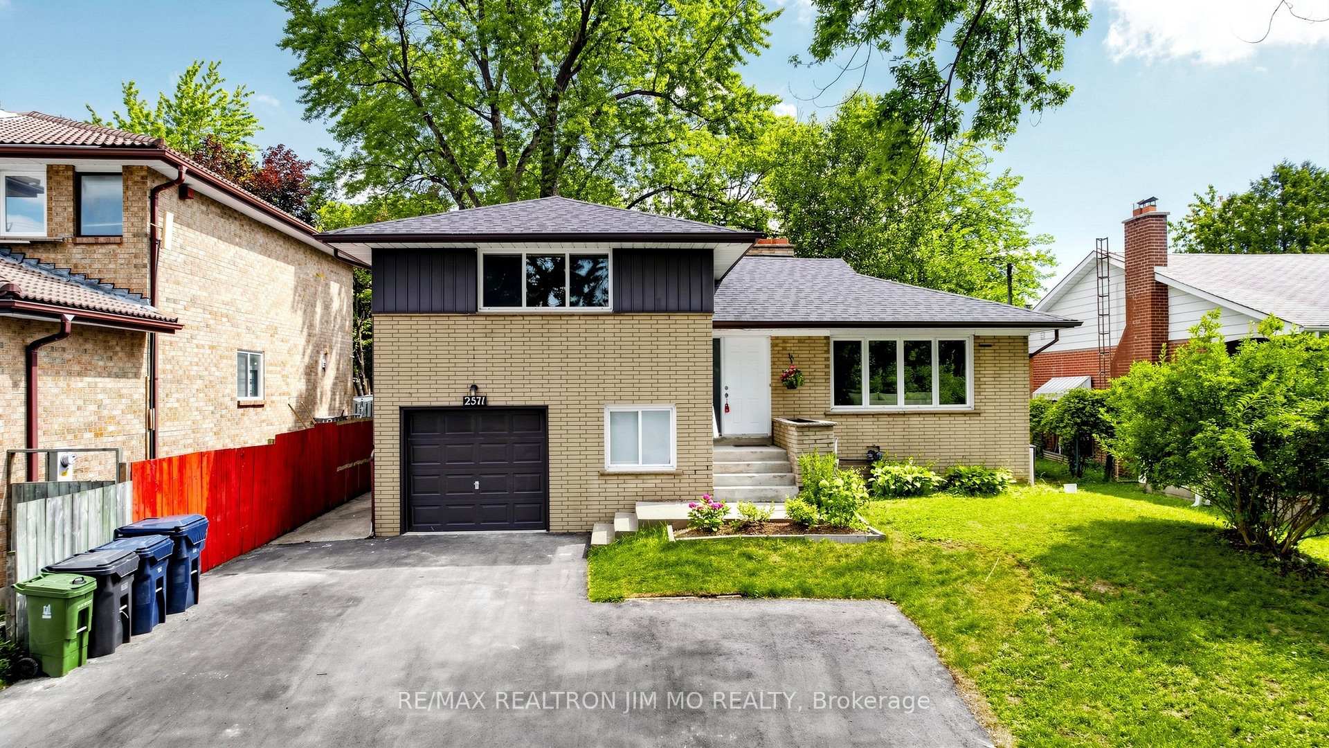 Photo 2 of 2571 Kennedy Road, Scarborough, Tam O'Shanter-Sullivan — HOMEH