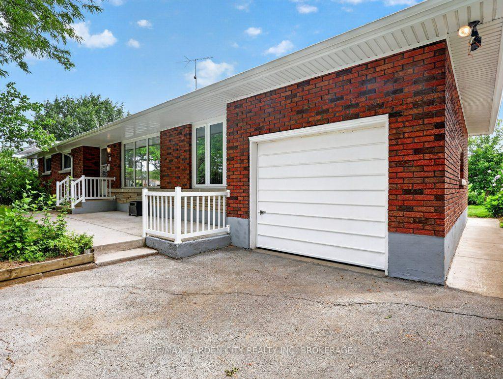 Photo 2 of 8 Champa Drive, St. Catharines, Vine/Linwell — HOMEH