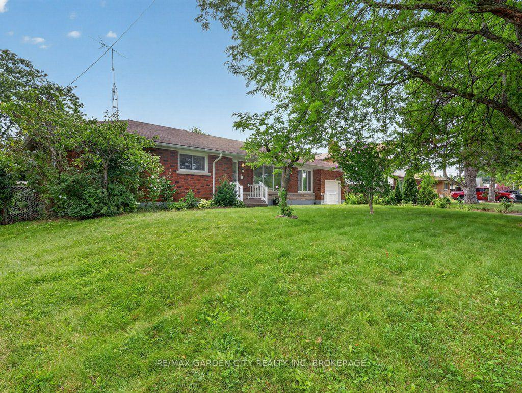 Photo 3 of 8 Champa Drive, St. Catharines, Vine/Linwell — HOMEH