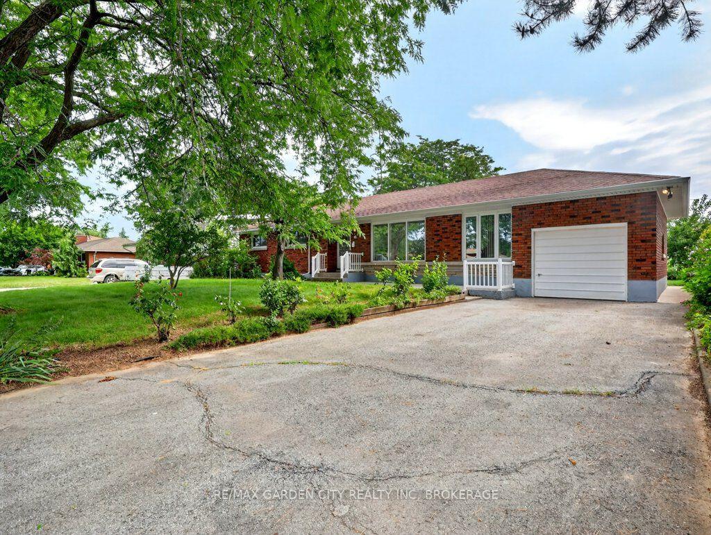 Photo 4 of 8 Champa Drive, St. Catharines, Vine/Linwell — HOMEH