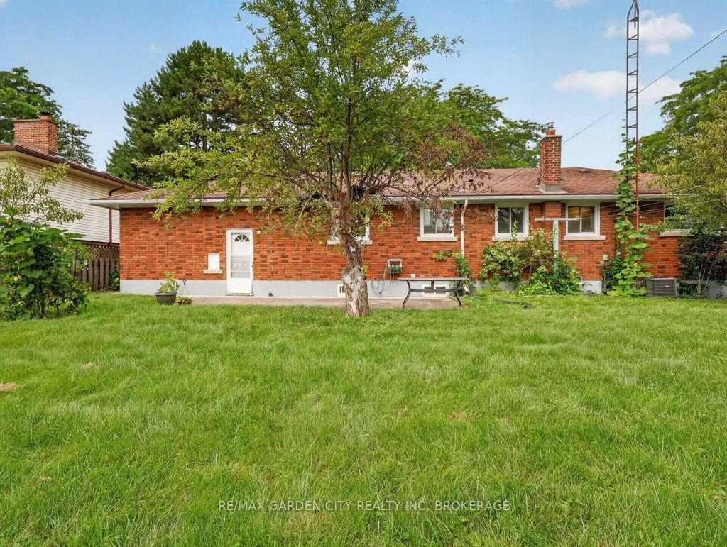 Photo 7 of 8 Champa Drive, St. Catharines, Vine/Linwell — HOMEH