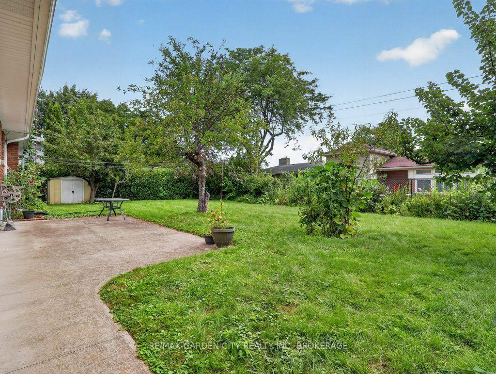 Photo 9 of 8 Champa Drive, St. Catharines, Vine/Linwell — HOMEH