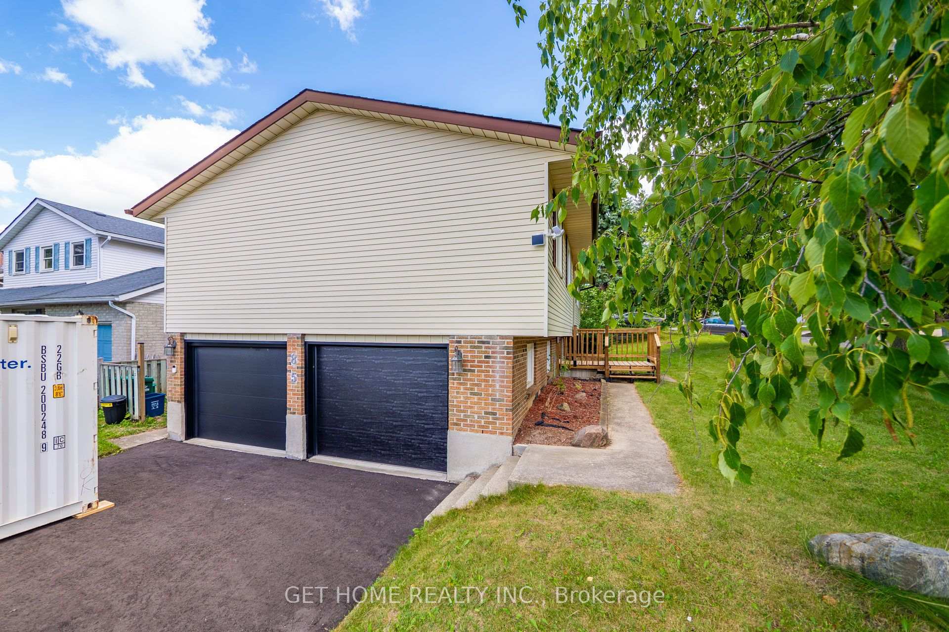Photo 2 of 85 High Acres Crescent, Kitchener, Highland West — HOMEH
