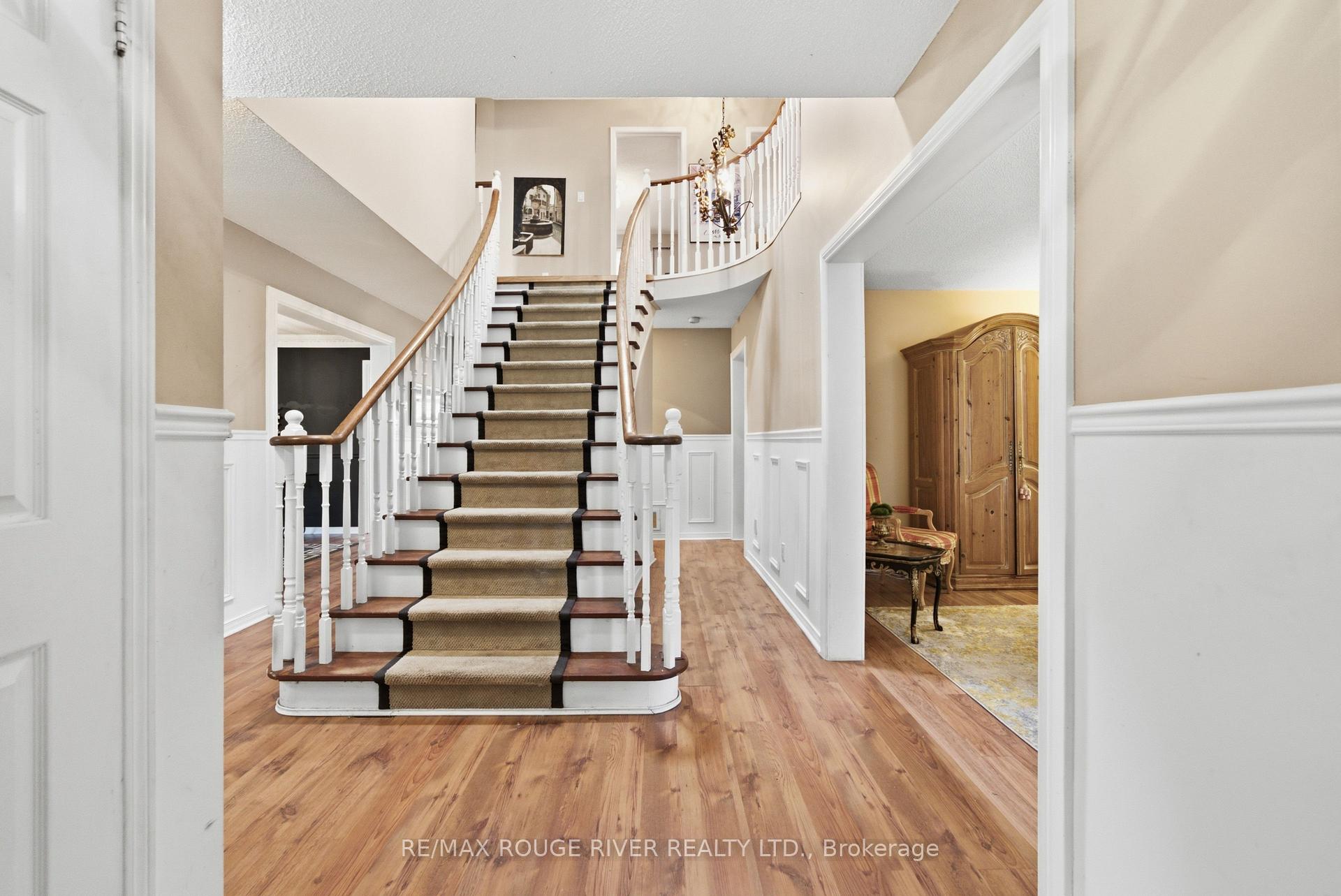 Photo 4 of 909 Ridge Valley Drive, Oshawa, Pinecrest — HOMEH