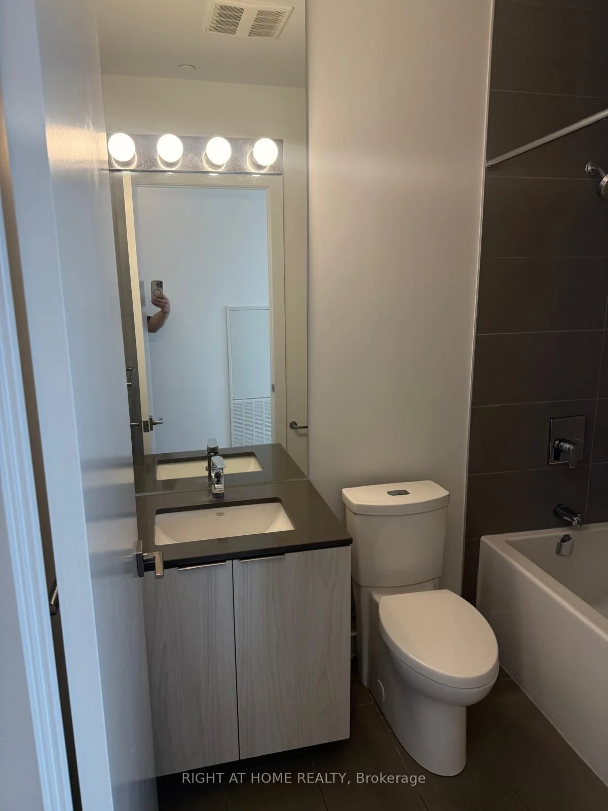 Photo 17 of Unit 1806, 609 Avenue Road, Toronto, Yonge-St. Clair — HOMEH