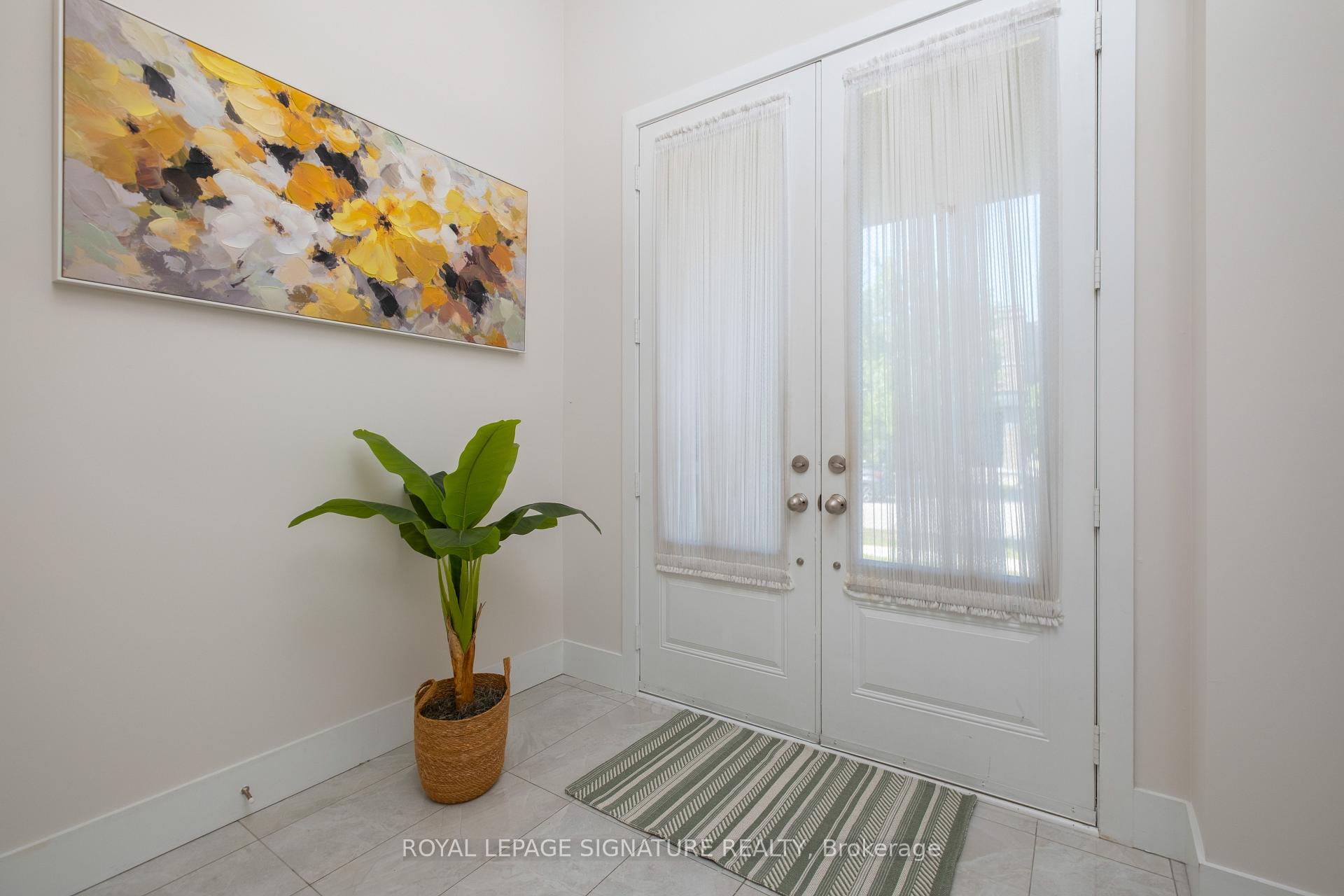 Photo 3 of 215 Elyse Court, Aurora, Bayview Northeast — HOMEH