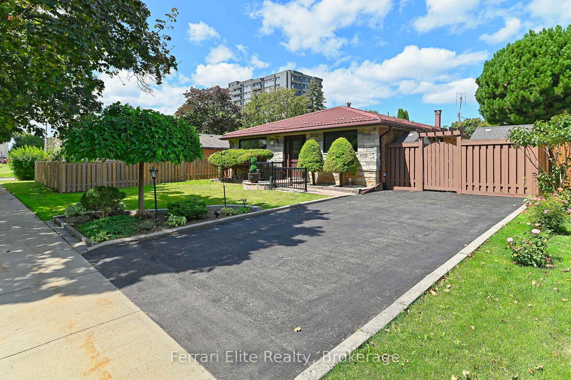 Photo 24 of 73 Farley Crescent, Etobicoke, Willowridge-Martingrove-Richview — HOMEH