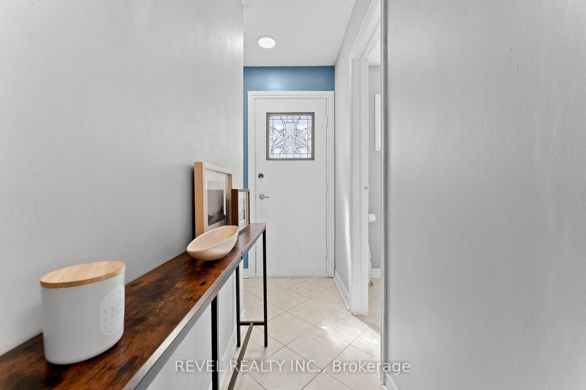 Photo 4 of 18 Longstaff Drive, Ajax, Central — HOMEH