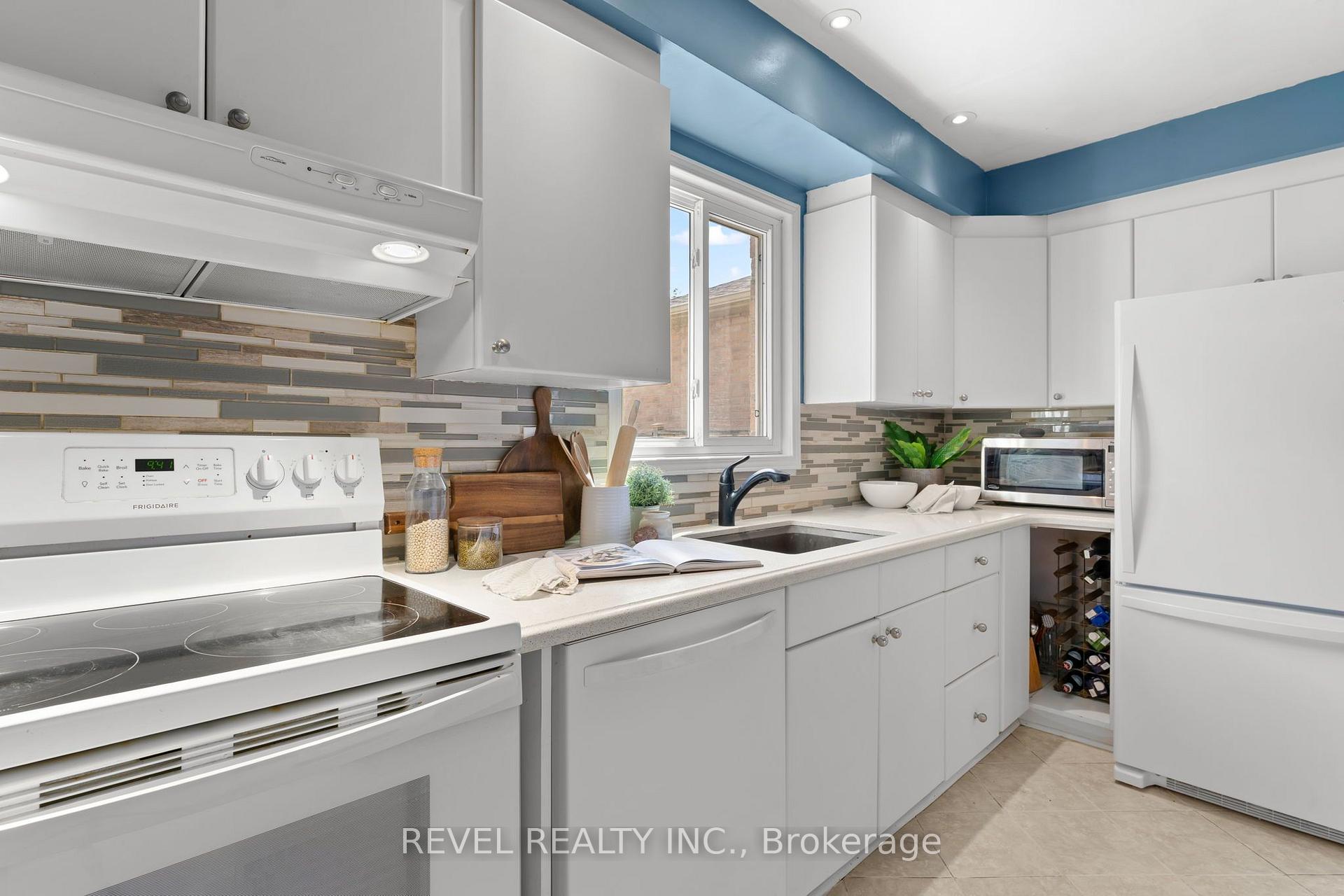 Photo 5 of 18 Longstaff Drive, Ajax, Central — HOMEH