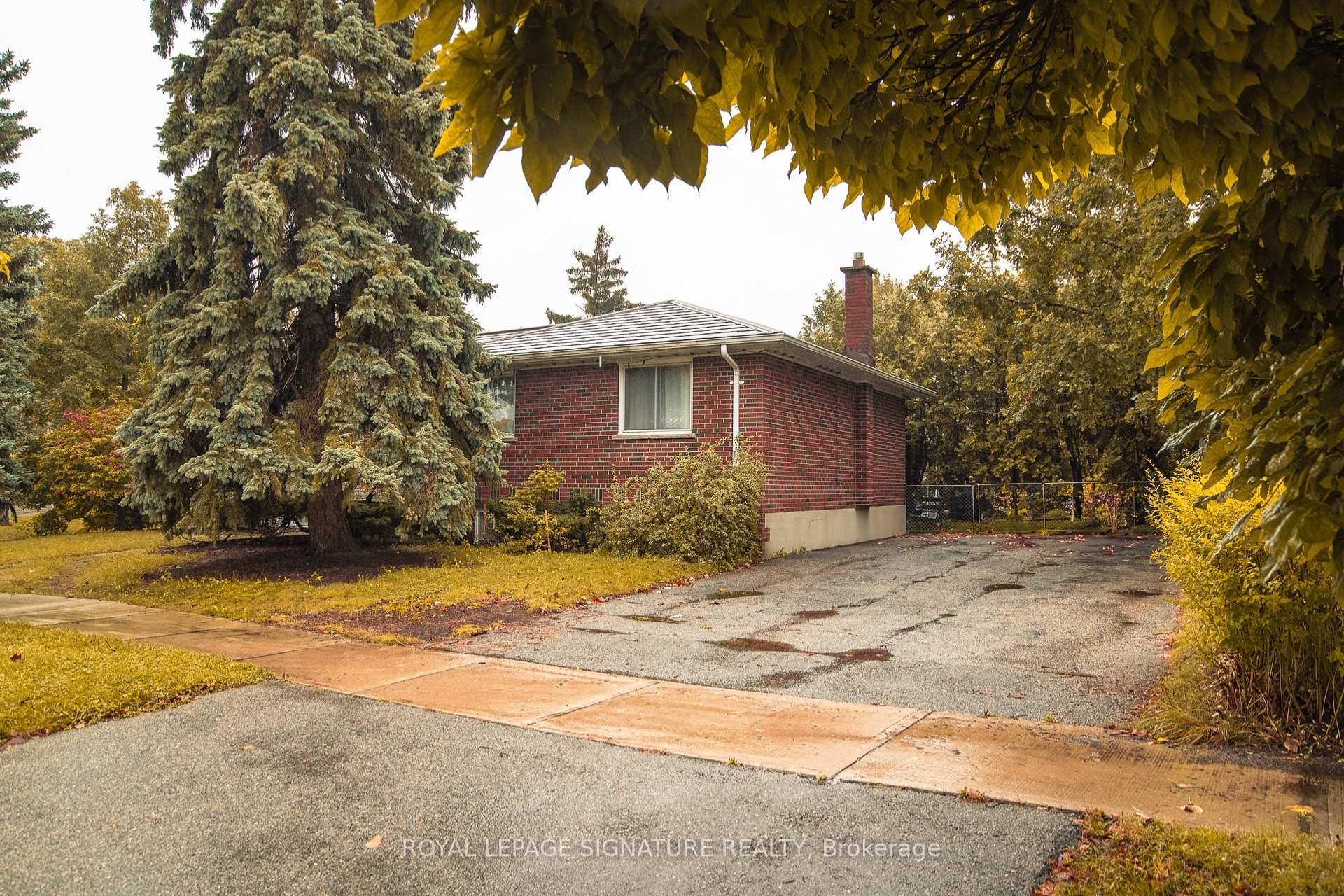 Photo 3 of 2 Brantwood Drive, Scarborough, Woburn — HOMEH