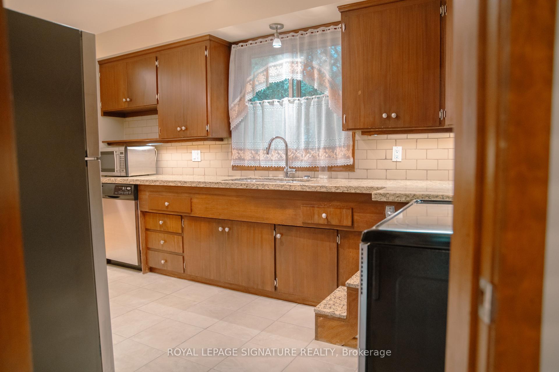 Photo 5 of 2 Brantwood Drive, Scarborough, Woburn — HOMEH