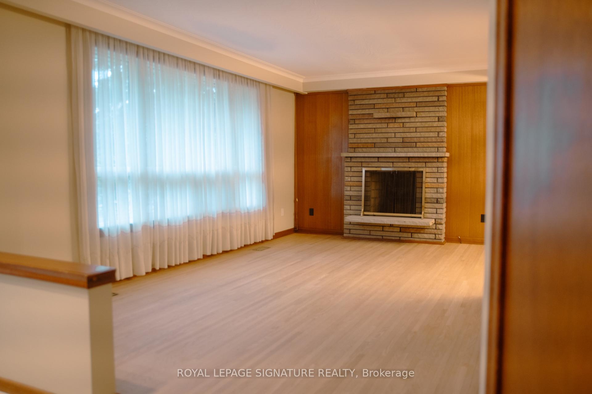 Photo 8 of 2 Brantwood Drive, Scarborough, Woburn — HOMEH