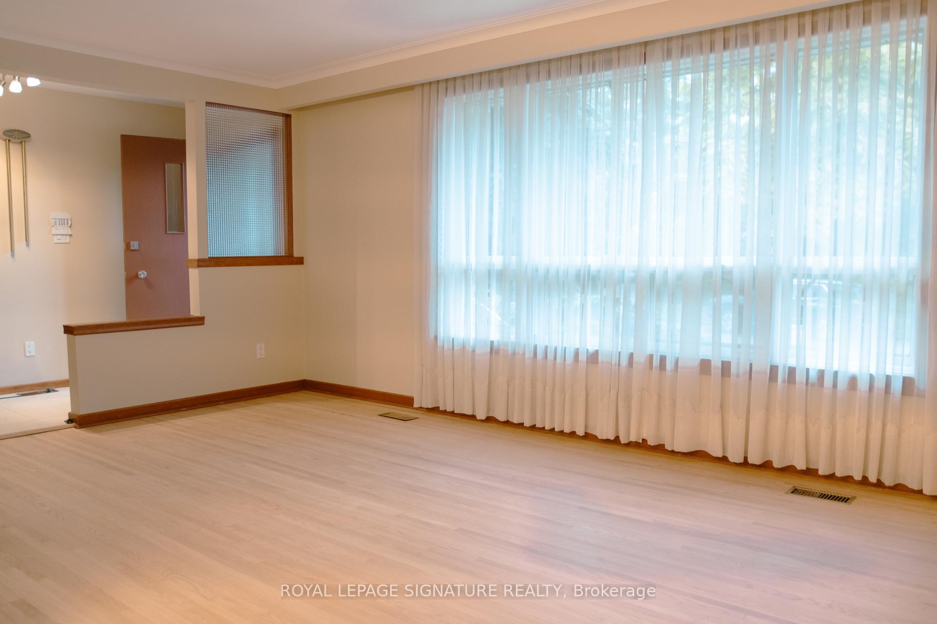 Photo 10 of 2 Brantwood Drive, Scarborough, Woburn — HOMEH
