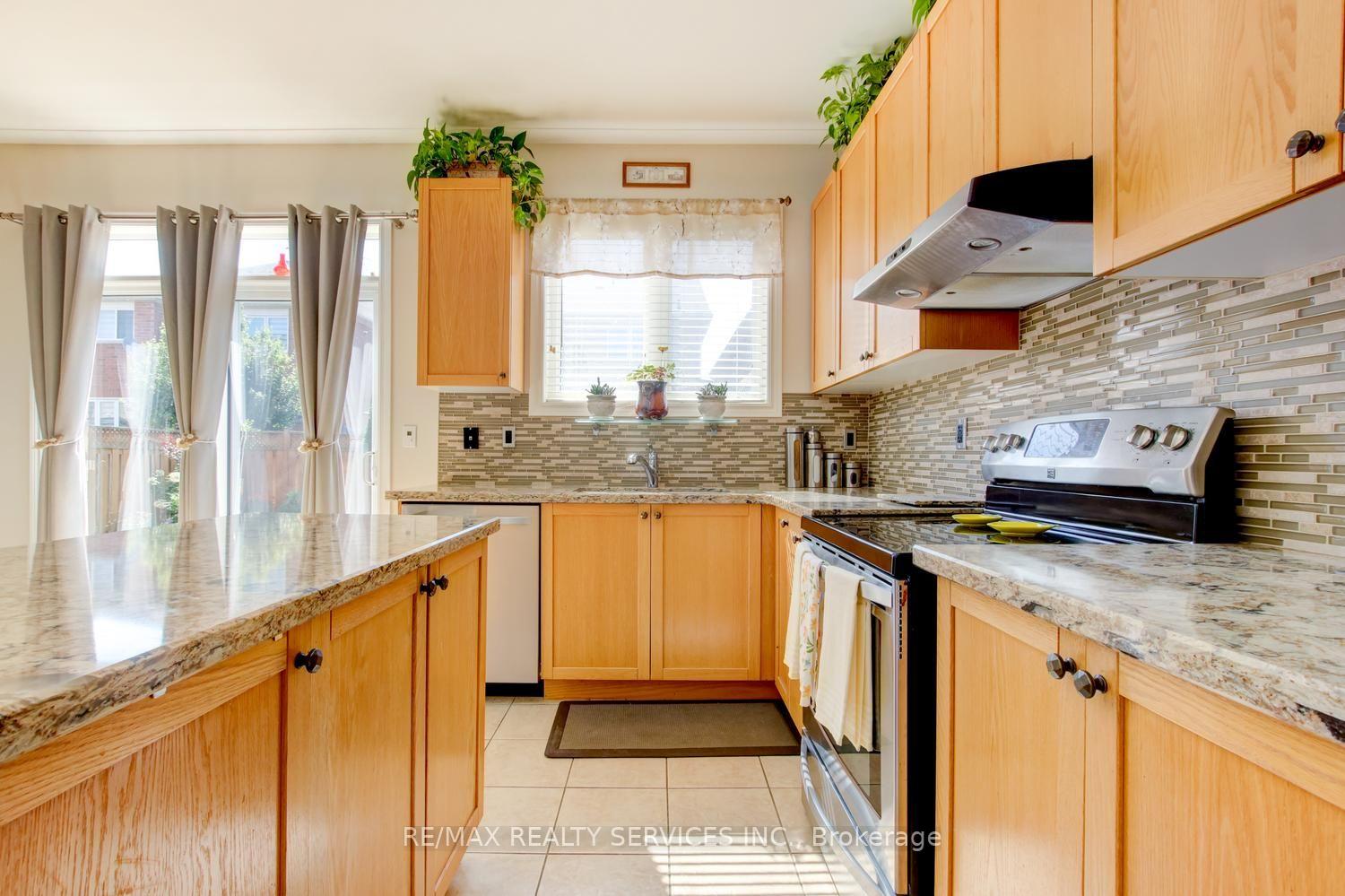 Photo 13 of 35 Hardgate Crescent, Brampton, Northwest Sandalwood Parkway — HOMEH