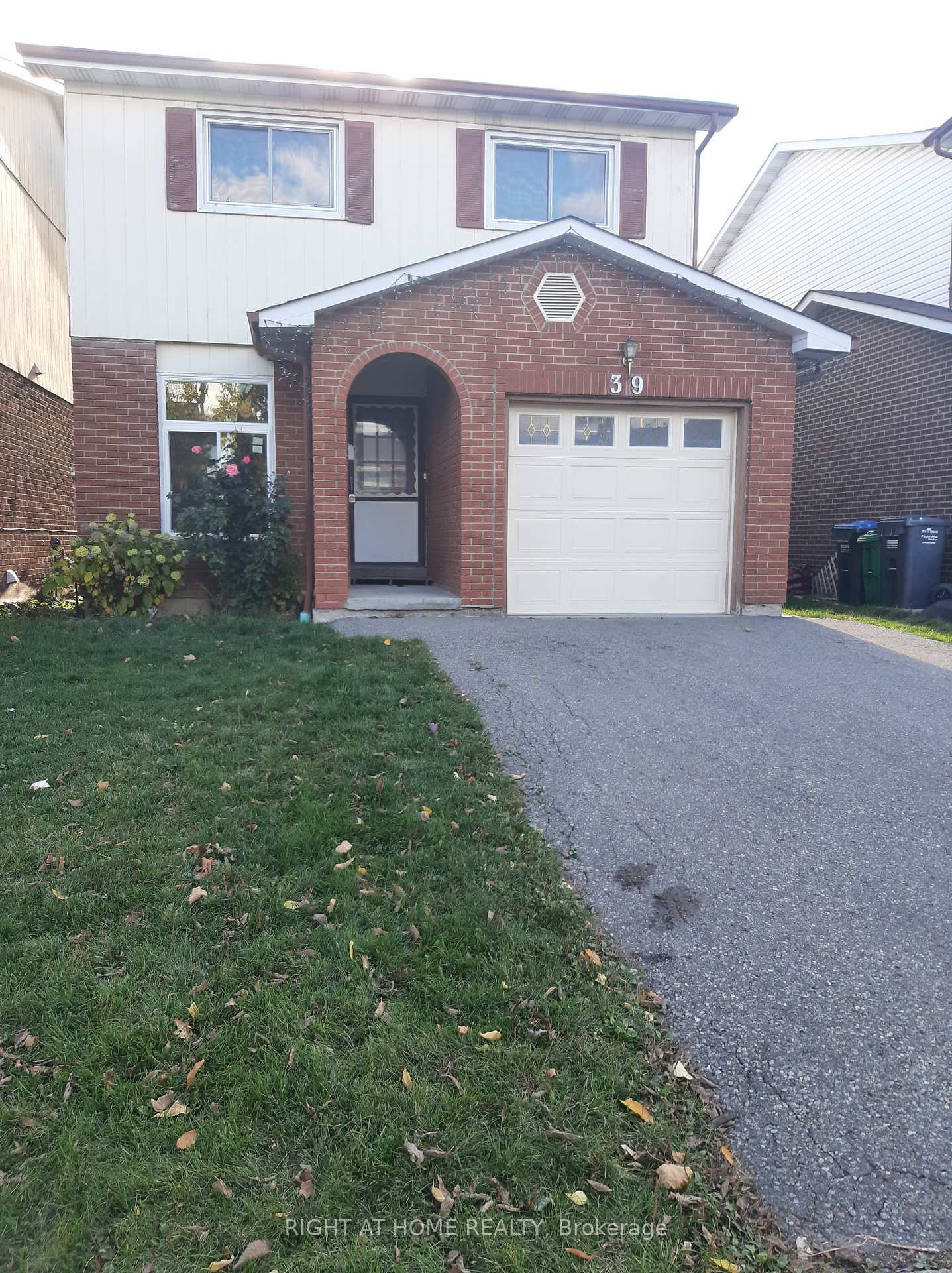 Photo 2 of 39 Hockley Path, Brampton, Madoc — HOMEH